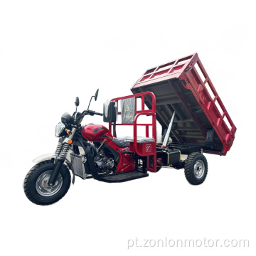 Um triciclo tuktuk usando sistema hidráulico para descarregar